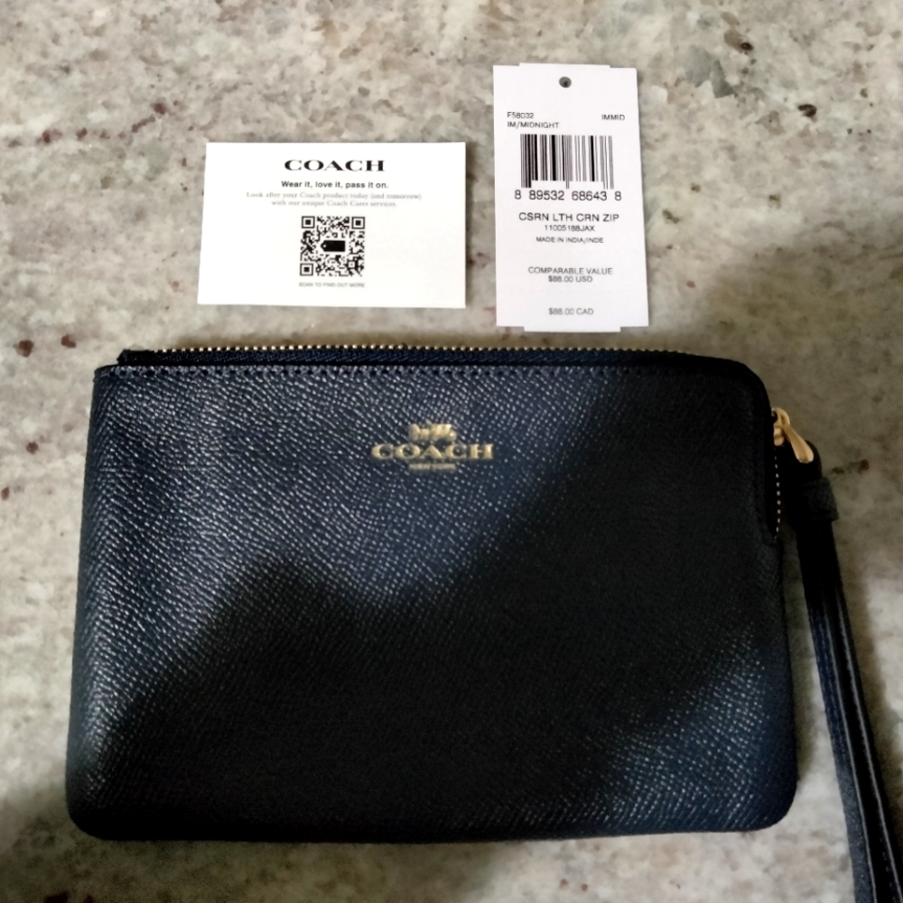 New with Tags Women's Black Leather Coach Wristlet